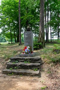 Pomníčky u Olomučanského hřbitova