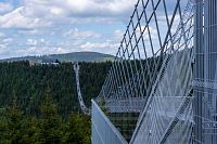 Most se táhne přes údolí Mlýnského potoka