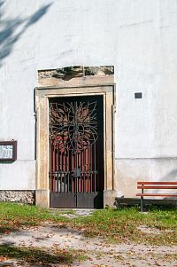 Dveře kostela jsou po většinu roku zavřené