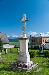 Kříž na opuštěném hřbitově