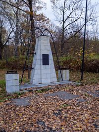 Pomník u Bratrušovské střelnice
