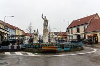 Náměstí s pomníkem Ľ. Štúra