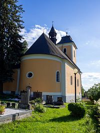 Hřbitov obklopuje kostel