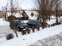 Za silnicí je motorest Permoník