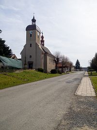 Klasicistní kostel hyzdí břizolitová fasáda