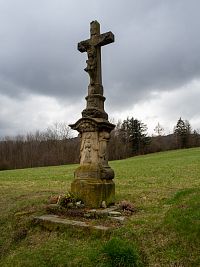 Klasicistní kamenný kříž