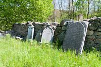 Bývalý hřbitov kolem