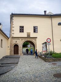 Brána do hradu nedávno opravená