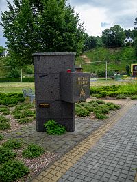 Vedle pomník 2. světové války