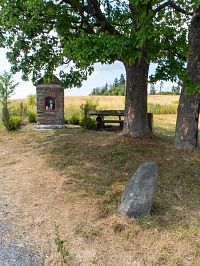 Výklenková kaple a nepamátný kámen