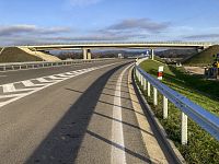 Most nad dálnicí u Postřelmova