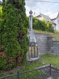 Pomník v Dvorcích