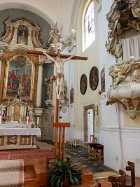 Kříž v presbytáři