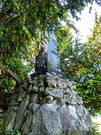 Další padlí po stranách obelisku