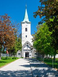 Brána do areálu je součástí válečného pomníku