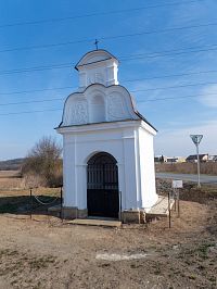 S vchodovou mříží