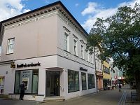 V září 2025 přibyly tři kameny na Halvní třídě u Raiffeisen banky