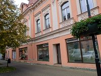 V přízemí se prodával nábytek