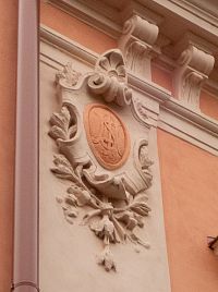 Písmeno S objevíme na fasádě