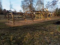 Jde o dřevěnou konstrukci s různými prvky