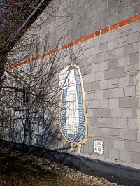 Na blízké stěně skrytý mural art s poukazem na operační program