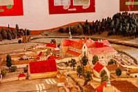 V popředí vlevo sýpka