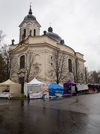 Kolem svatostánku na pouti