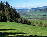 Na pozadí Góry Bystrzyckie, níže Malá Morava a  nížeji část Podlesí