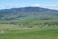 Dominance Srázné (Sviní) hory, s Vojtíškove, níže Křivá Voda