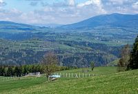 Dobře patrné větrníky u Ostružné