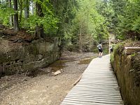 Vlevo u přístupu žralok