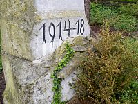 Poněkud zarostlý základ