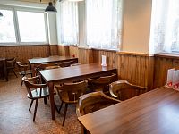 Část interiéru (na druhé straně parta vodáků)