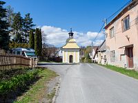 U kaple je otočka busu