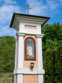 Novodobá soška v čelní nice