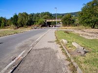 Více byla poškozená silnice k železničnímu podjezdu