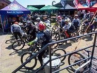 Už se závodí i na elektrokolech