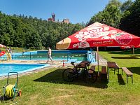 Místa k posezení je dost