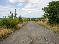 K vrcholu vede starobylá asfaltka