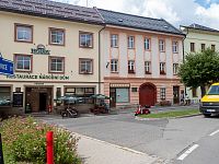 Západní fronta domů pak je díky restaurantu tou nejvyhledávanější