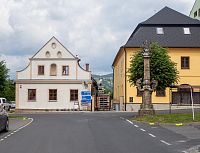 Dům vlevo je památkově chráněný