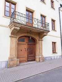 Krásný portál s balkonem