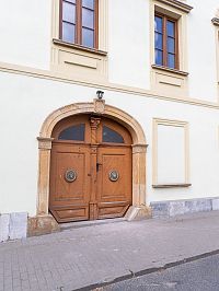 Vedlejší portál je skromnější