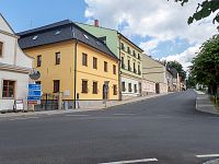 Historický vzhled skrývají i další domy