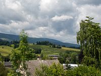 Z okrajů náměstí se naskýtá výhled na hory