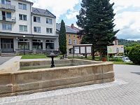 Kašna a východní část náměstí