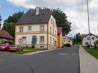 Další pěkná fasáda je vlastně už mimo náměstí