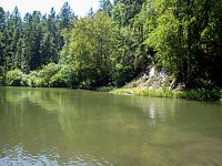 Z části se dá po břehu