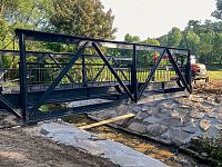 Musely být zpevněné břehy potoka