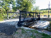 S instalovanou provizorní plechovou mostovkou
